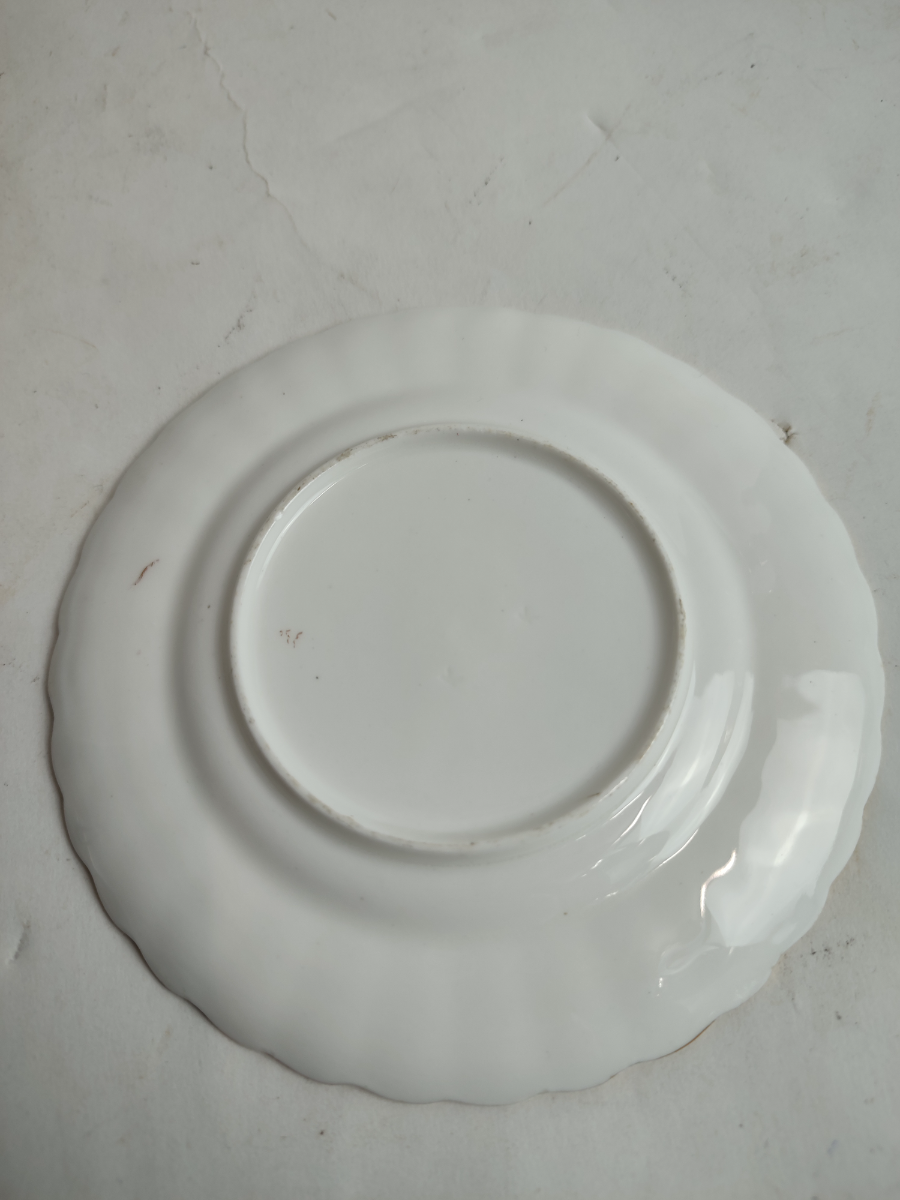 Discover our beautiful set of six green gilded ceramic saucers, perfect for tea lovers. Add elegance to your dining collection! Shop now!