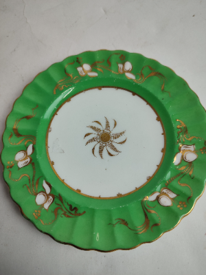 Discover our beautiful set of six green gilded ceramic saucers, perfect for tea lovers. Add elegance to your dining collection! Shop now!