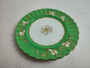Discover our beautiful set of six green gilded ceramic saucers, perfect for tea lovers. Add elegance to your dining collection! Shop now!