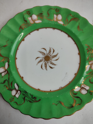 Discover our beautiful set of six green gilded ceramic saucers, perfect for tea lovers. Add elegance to your dining collection! Shop now!