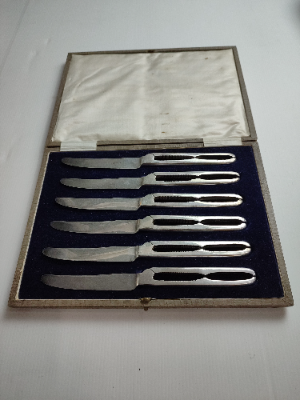 Cased Set of Silver Plated Lobster Knives.
