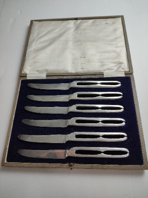 Cased Set of Silver Plated Lobster Knives.