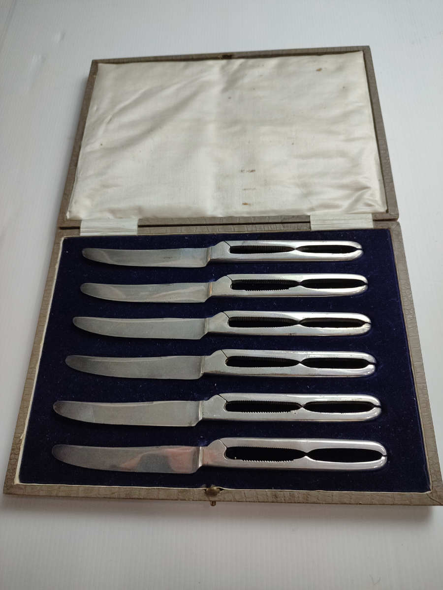 Cased Set of Silver Plated Lobster Knives.
