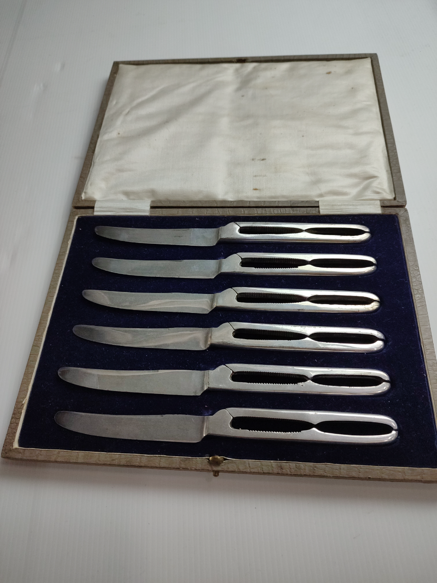Cased Set of Silver Plated Lobster Knives.