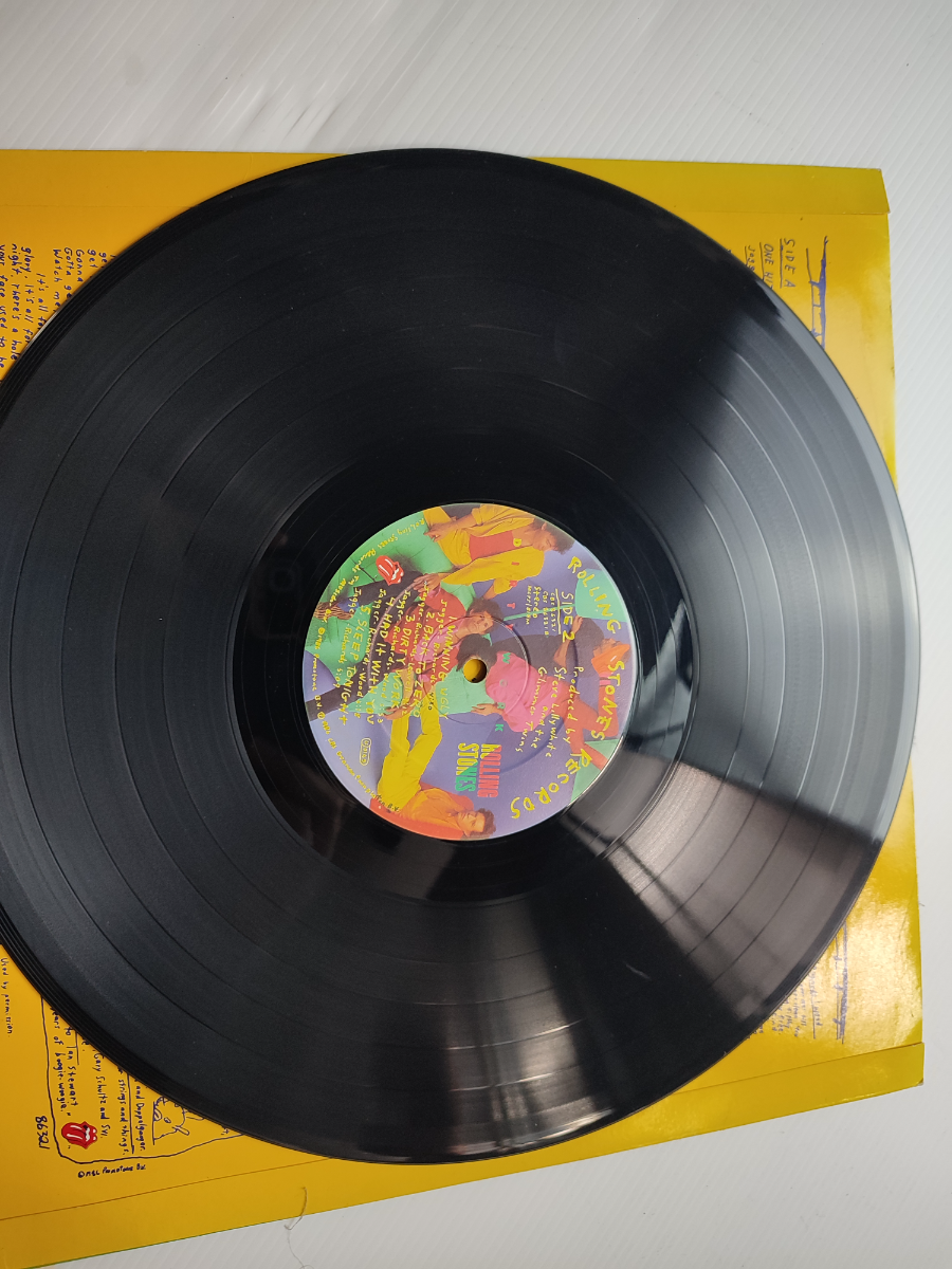 Discover our collection of vintage records, including the 1986 Rolling Stones 'Dirty Walk Out'. Shop now for this well-preserved gem and upgrade your vinyl collection!