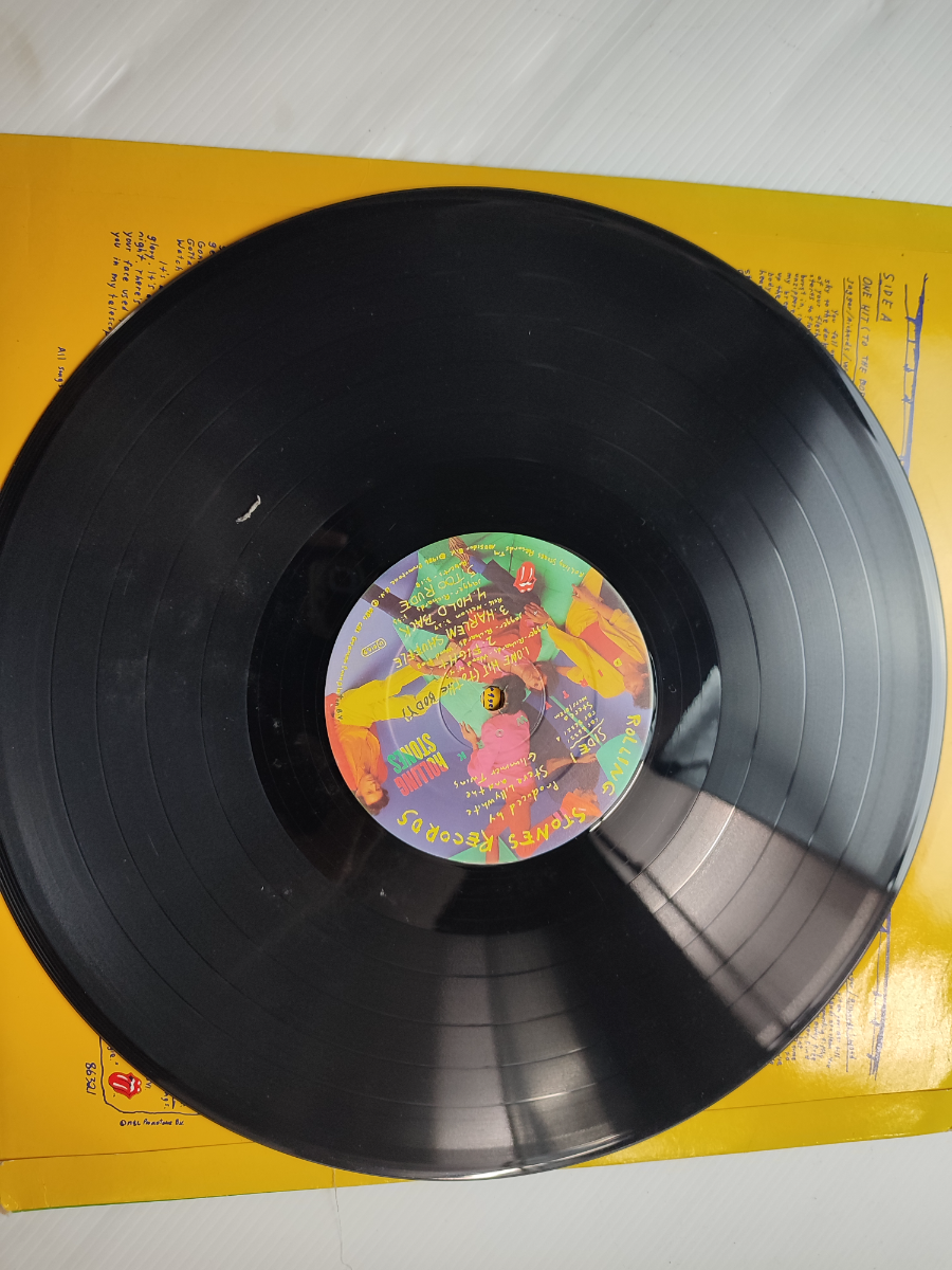 Discover our collection of vintage records, including the 1986 Rolling Stones 'Dirty Walk Out'. Shop now for this well-preserved gem and upgrade your vinyl collection!