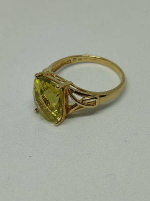 9ct Gold with Single Peridot Ring.