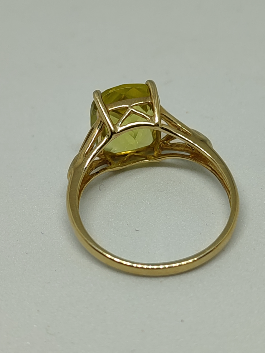 Discover our 9ct gold single peridot ring, size T, weighing 3.5g. Shop now to add a touch of elegance to your jewelry collection!