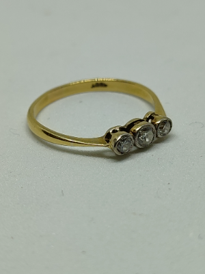 Discover our 18ct gold three stone diamond ring. Featuring 0.40ct diamonds, weighing 2.3g, and available in size R/S. Shop now for timeless elegance.