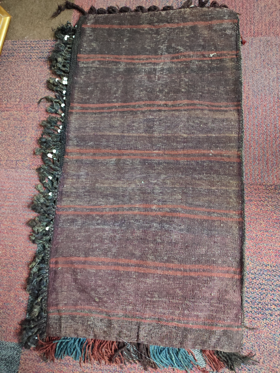 Discover our stunning Persian camel saddle bags! Sized 103 x 55cm, they add an exotic touch to your decor. Buy yours today for an authentic eastern style.