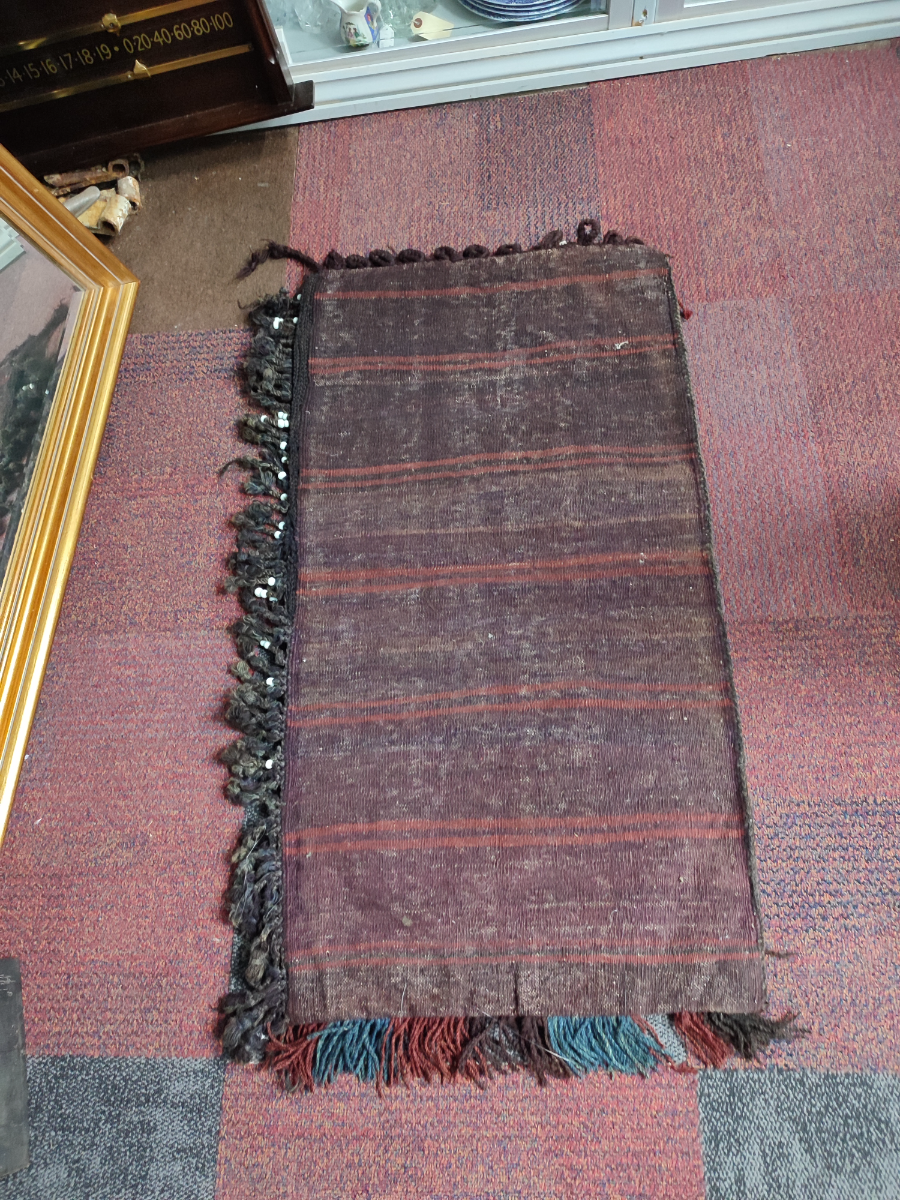 Discover our stunning Persian camel saddle bags! Sized 103 x 55cm, they add an exotic touch to your decor. Buy yours today for an authentic eastern style.