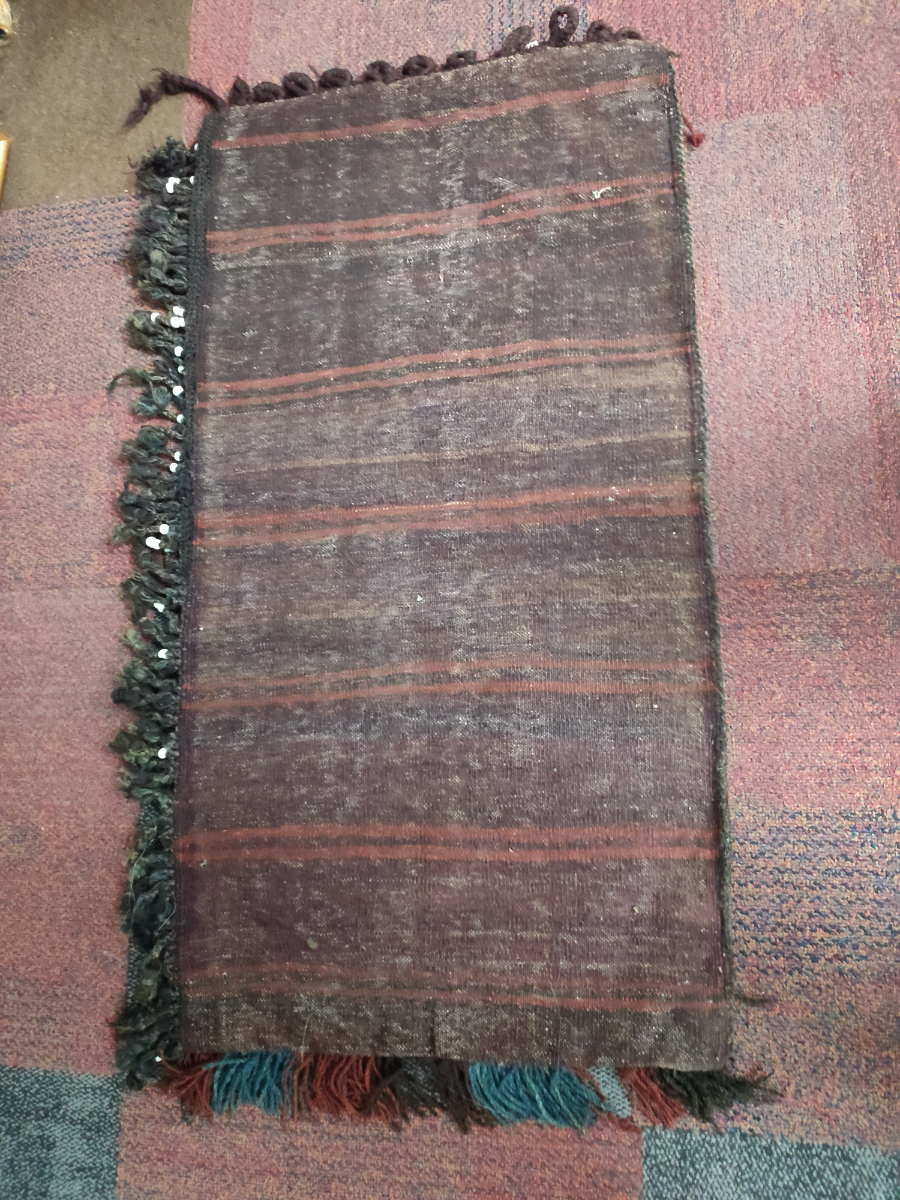 Discover our stunning Persian camel saddle bags! Sized 103 x 55cm, they add an exotic touch to your decor. Buy yours today for an authentic eastern style.