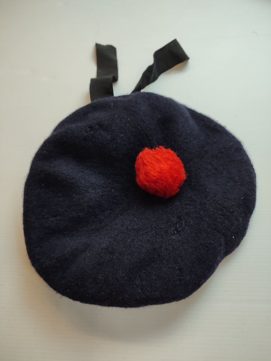 Discover authentic mid 20th century Scottish other ranks bonnets, likely from Argyll and Sunderland Highlanders. Shop now for this unique piece in reasonable condition.