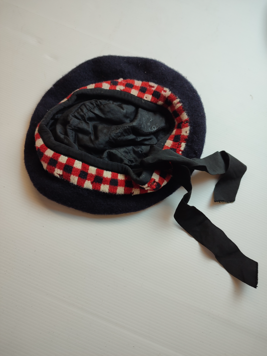Discover authentic mid 20th century Scottish other ranks bonnets, likely from Argyll and Sunderland Highlanders. Shop now for this unique piece in reasonable condition.