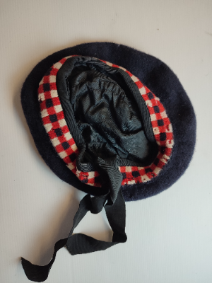 Discover authentic mid 20th century Scottish other ranks bonnets, likely from Argyll and Sunderland Highlanders. Shop now for this unique piece in reasonable condition.