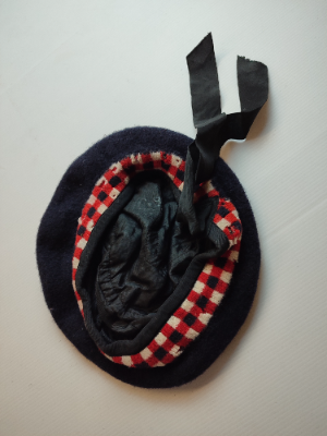 Discover authentic mid 20th century Scottish other ranks bonnets, likely from Argyll and Sunderland Highlanders. Shop now for this unique piece in reasonable condition.