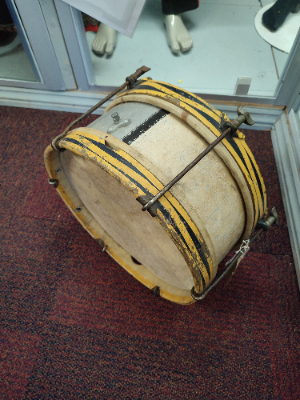 Discover our collection of antique instruments, featuring a 20th Century snare drum by George Potters & Co. Shop now to add authenticity to your musical journey!