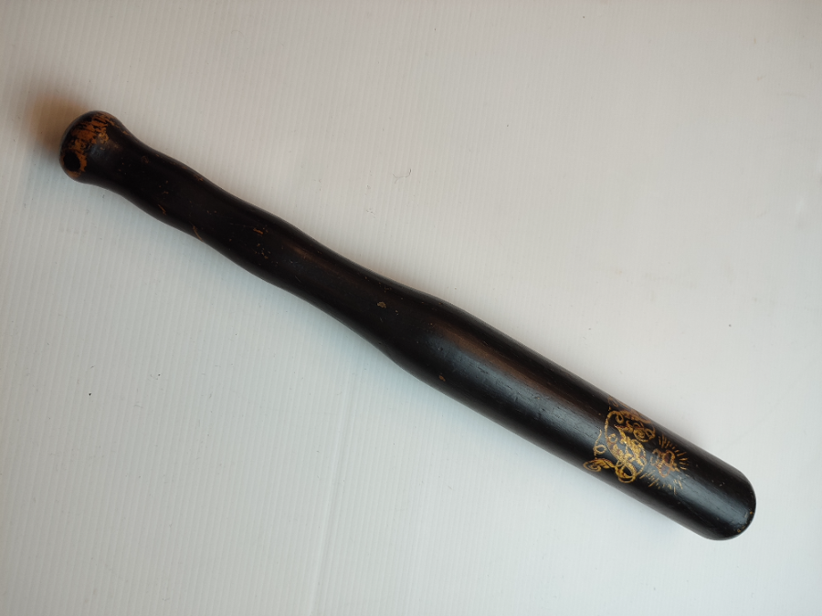 Discover our range of antique Victorian police truncheons. Shop now to own a piece of the 19th century! This 39cm truncheon awaits in good condition.