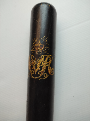 Discover our range of antique Victorian police truncheons. Shop now to own a piece of the 19th century! This 39cm truncheon awaits in good condition.