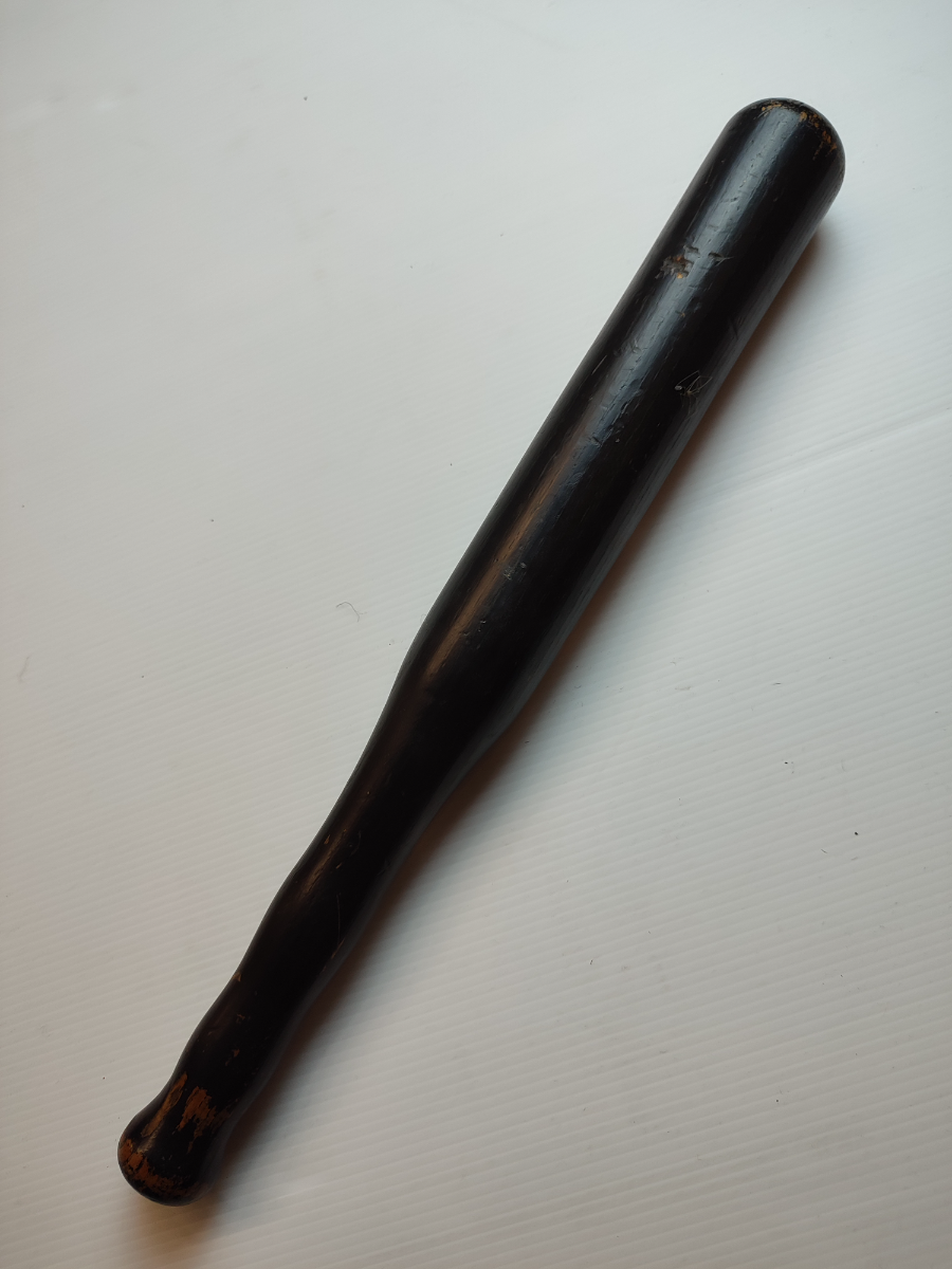 Discover our range of antique Victorian police truncheons. Shop now to own a piece of the 19th century! This 39cm truncheon awaits in good condition.