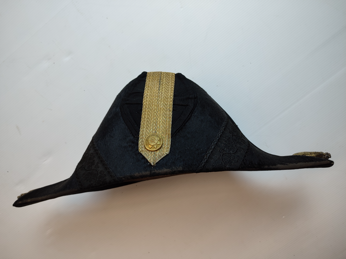 Discover our range of military antiques including the pristine Medical Staff officer's bicorn and tin by Linney & Co, London. Shop now and add history to your collection!