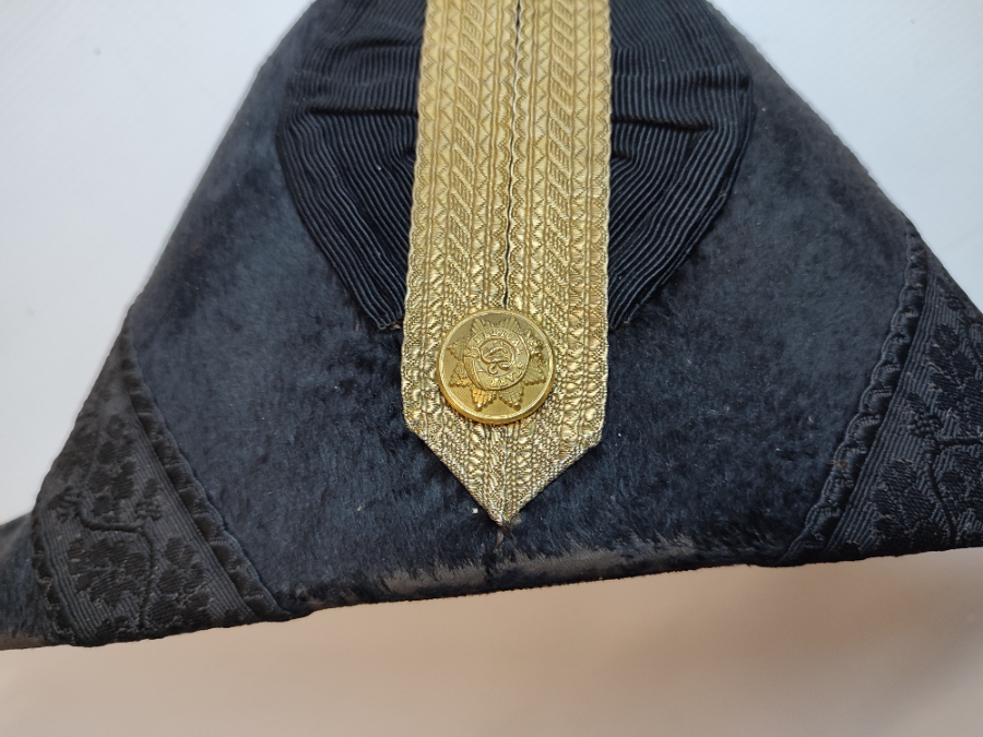 Discover our range of military antiques including the pristine Medical Staff officer's bicorn and tin by Linney & Co, London. Shop now and add history to your collection!