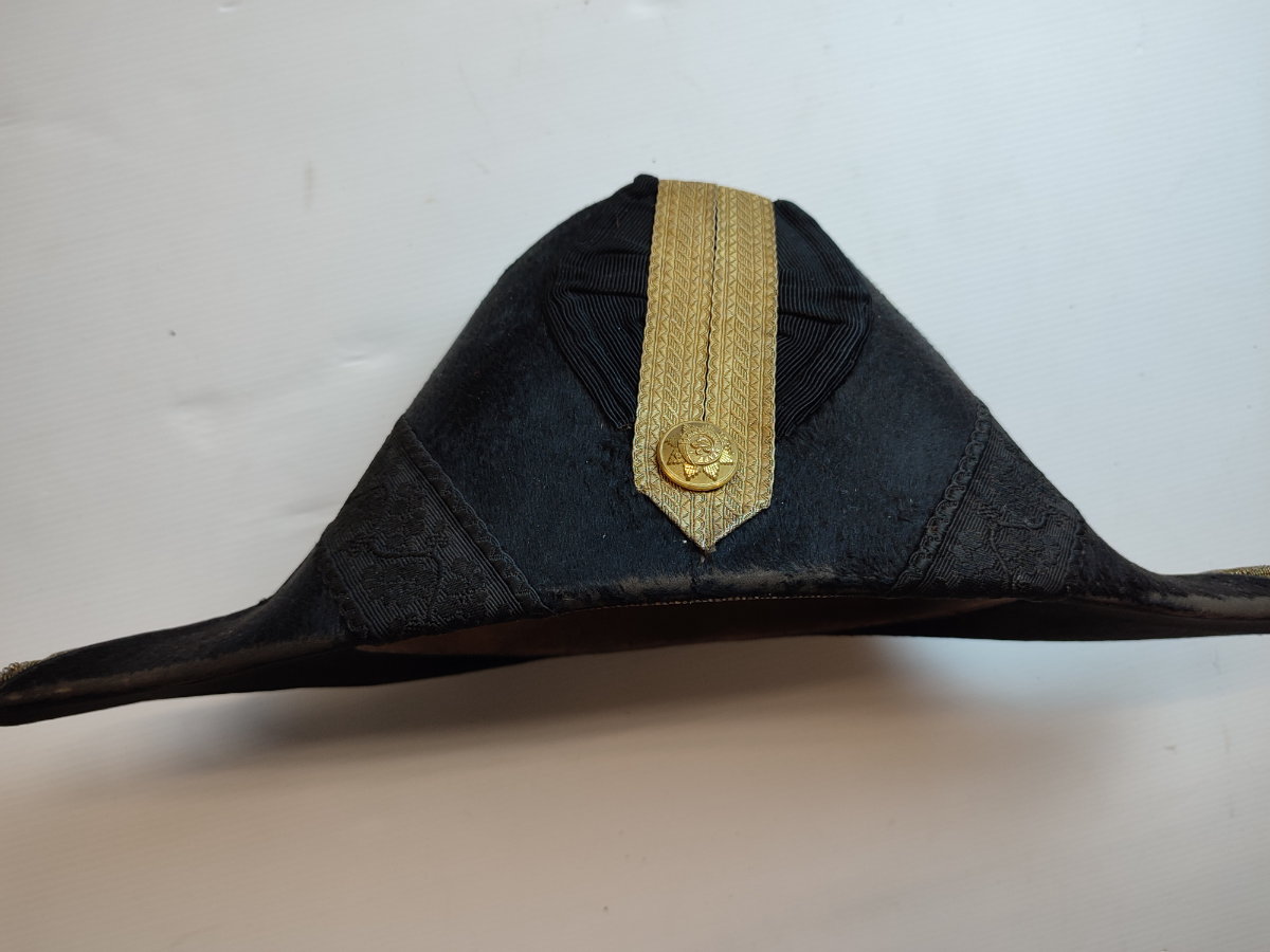 Discover our range of military antiques including the pristine Medical Staff officer's bicorn and tin by Linney & Co, London. Shop now and add history to your collection!