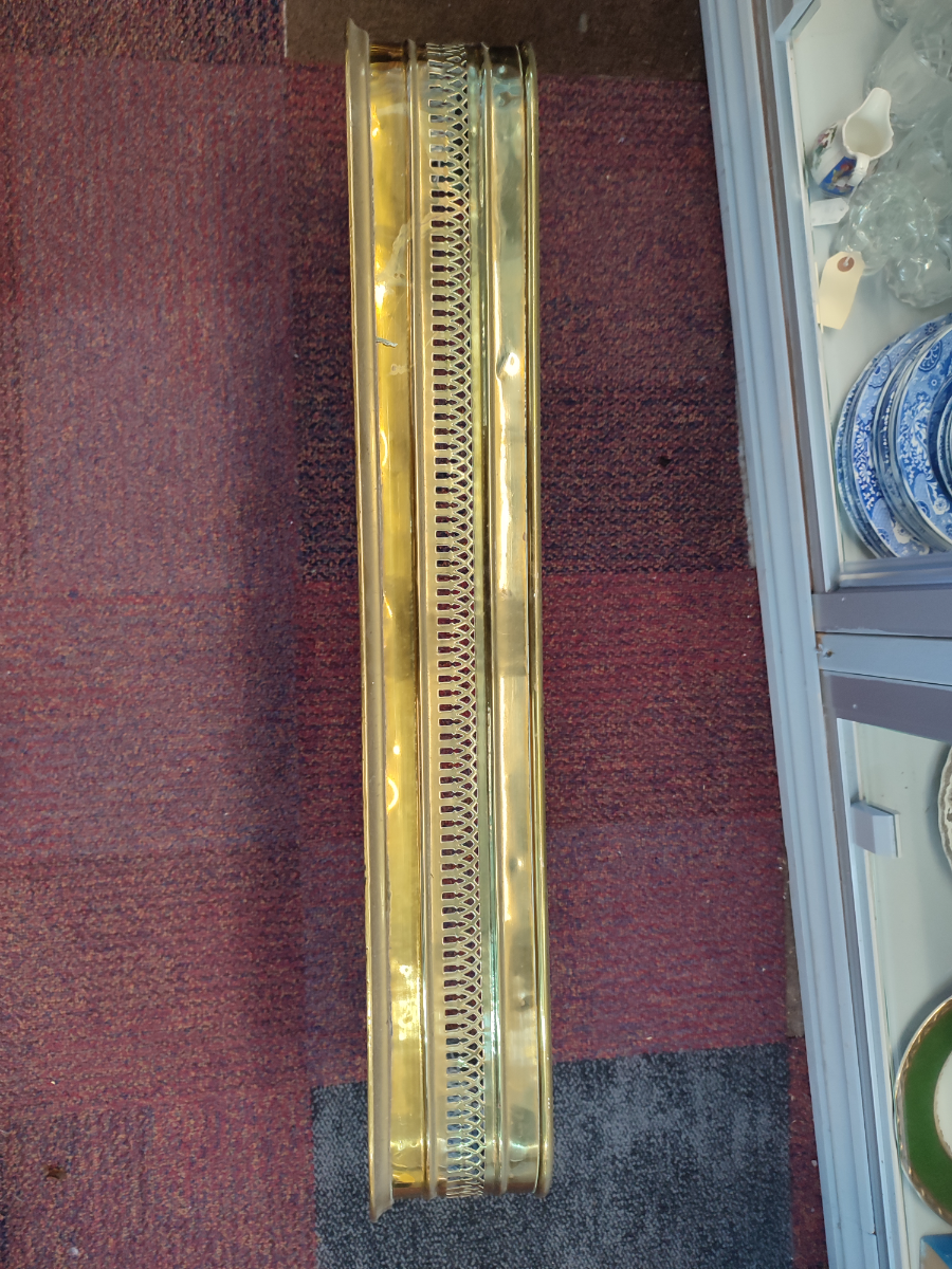 Explore our collection of Victorian brass fire fenders! With a length of 85cm, it's the perfect addition to your fireplace. Shop now to add classic beauty to your home!