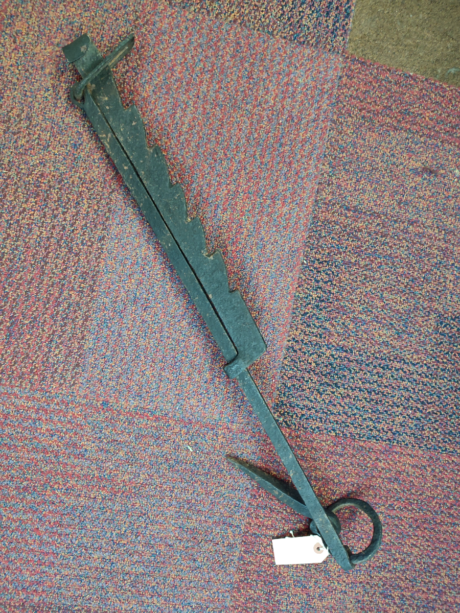 Experience the charm of the past with our Victorian adjustable pan hooks. Top quality, durable and easy to install. Shop now and add a vintage touch to your kitchen.