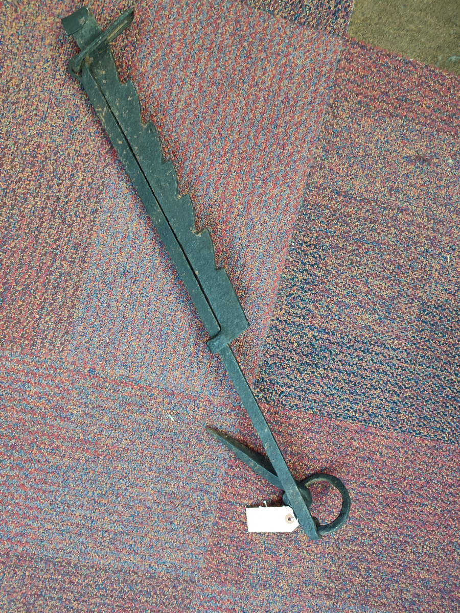 Experience the charm of the past with our Victorian adjustable pan hooks. Top quality, durable and easy to install. Shop now and add a vintage touch to your kitchen.