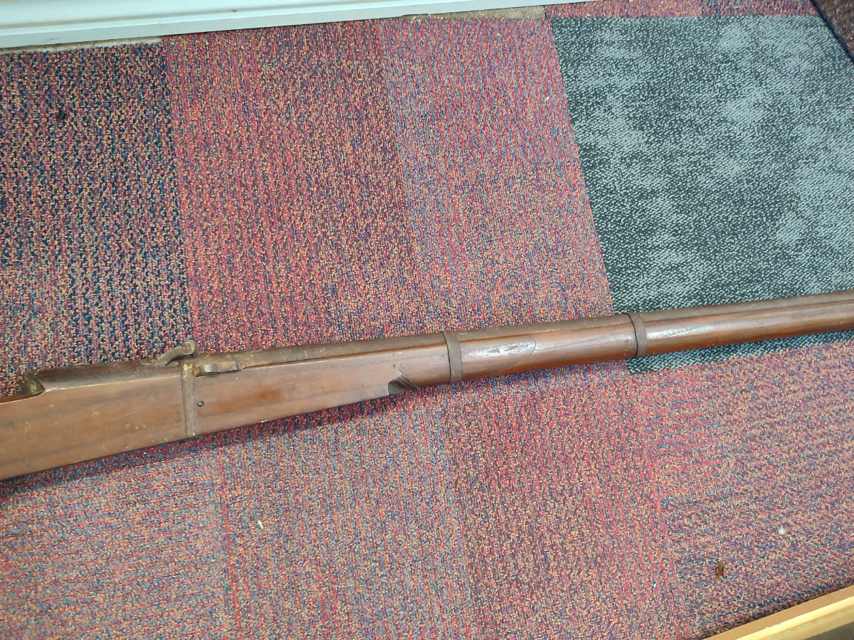 Discover our early 19th century battlement Gun from Jaipur's Palace. Impeccable length of 8ft! Explore now and own a piece of Indian history.