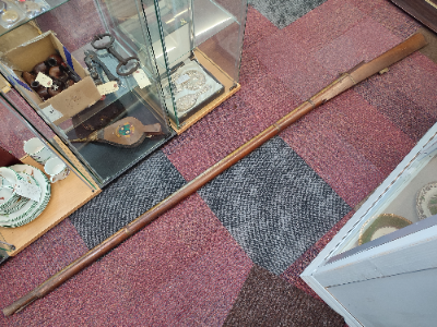 Discover our early 19th century battlement Gun from Jaipur's Palace. Impeccable length of 8ft! Explore now and own a piece of Indian history.