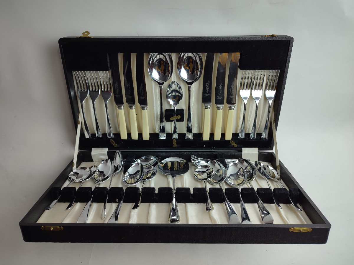 Discover our chromed cutlery set, perfect for six people. Ideal for desserts, they add charm to dining. Explore specs and order now!