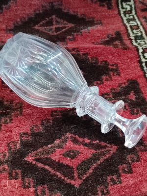 Discover our collection of 1820-40 fancy decanters in good condition, complete with matching stoppers. Act now and elevate your dining experience!