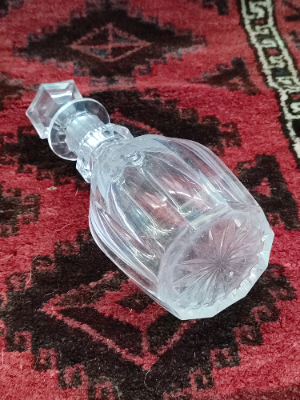 Discover our collection of 1820-40 fancy decanters in good condition, complete with matching stoppers. Act now and elevate your dining experience!