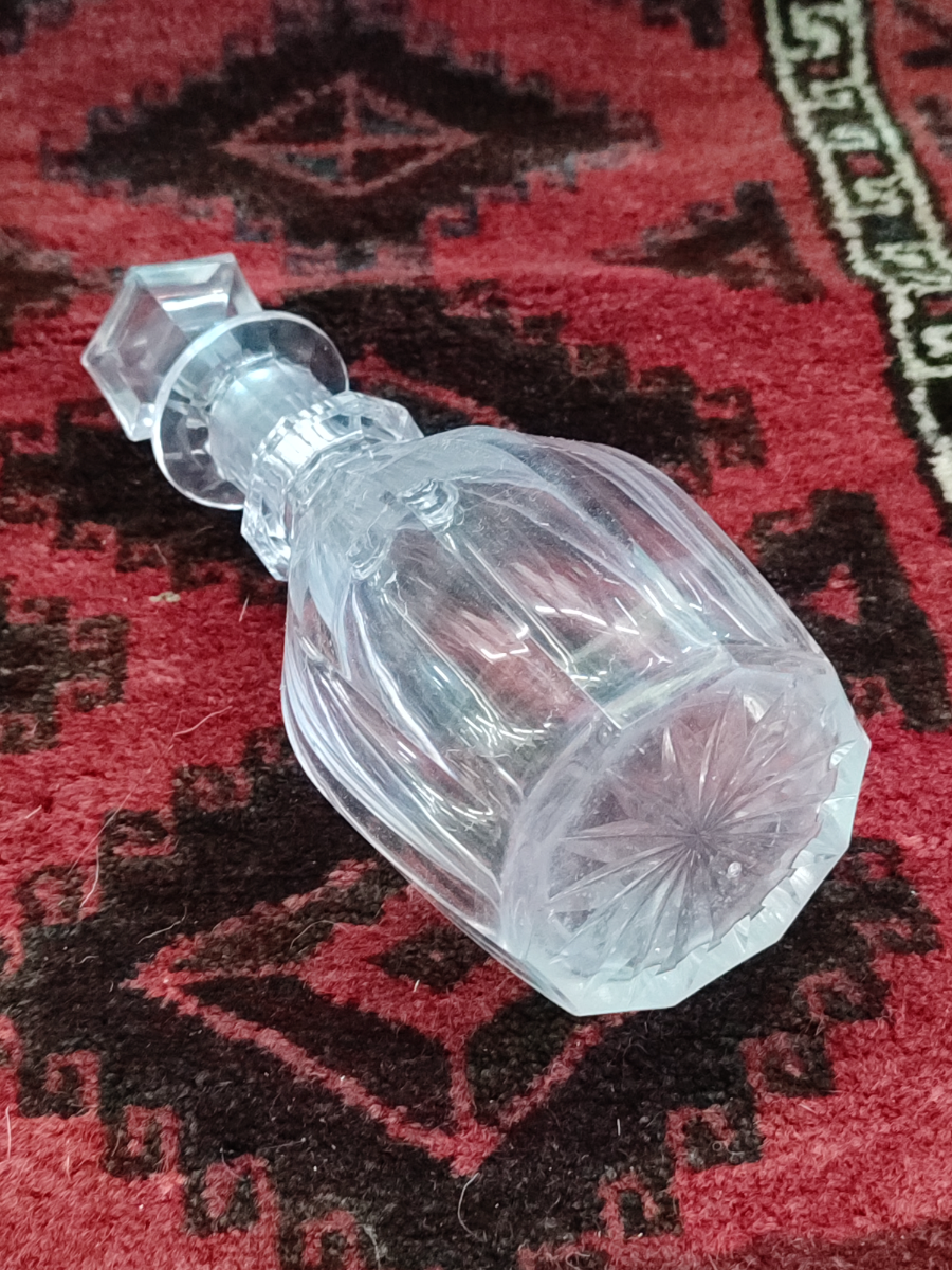 Discover our collection of 1820-40 fancy decanters in good condition, complete with matching stoppers. Act now and elevate your dining experience!