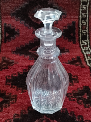 Discover our collection of 1820-40 fancy decanters in good condition, complete with matching stoppers. Act now and elevate your dining experience!