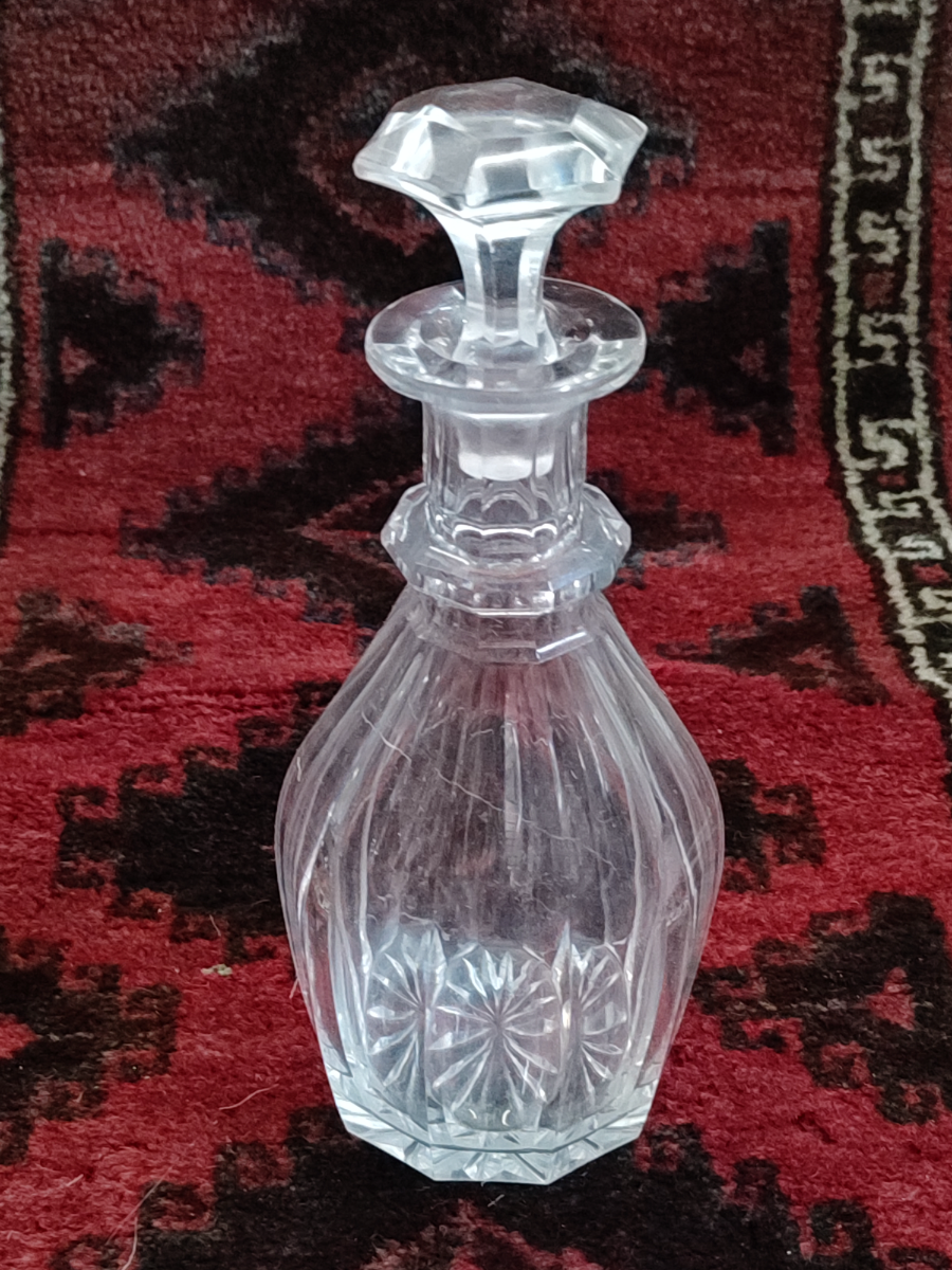 Discover our collection of 1820-40 fancy decanters in good condition, complete with matching stoppers. Act now and elevate your dining experience!