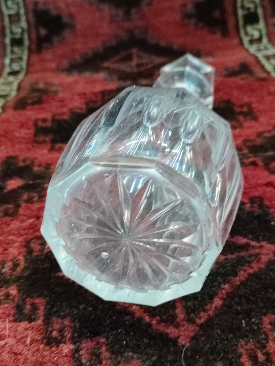 Discover our collection of 1820-40 fancy decanters in good condition, complete with matching stoppers. Act now and elevate your dining experience!