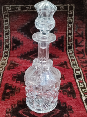 Discover our stunning Victorian cut glass decanter with matching stopper. Unique design, perfect for your home. Shop now and add vintage elegance to your décor.