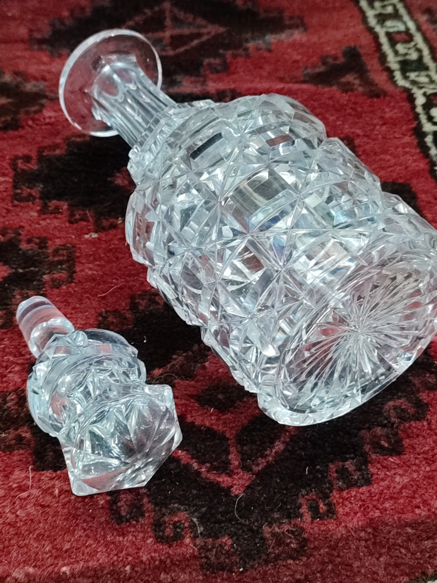 Discover our stunning Victorian cut glass decanter with matching stopper. Unique design, perfect for your home. Shop now and add vintage elegance to your décor.