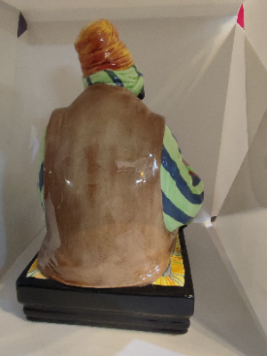 Discover our Royal Doulton Cobbler figurine, designed by Charles Noke. Issued between 1922-1939, gracefully 22cm tall and in prime condition. Shop now!