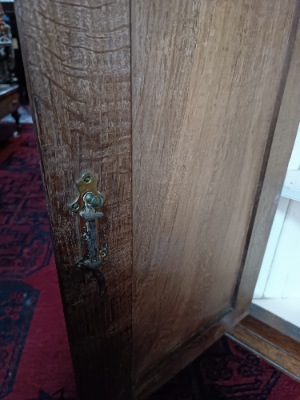 Discover our George III oak corner cupboard. Handcrafted cornice, original lock, in great condition. Size: 98x90 cm. Shop now for quality antiques!