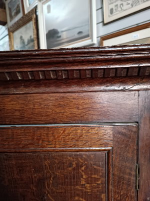 Discover our George III oak corner cupboard. Handcrafted cornice, original lock, in great condition. Size: 98x90 cm. Shop now for quality antiques!