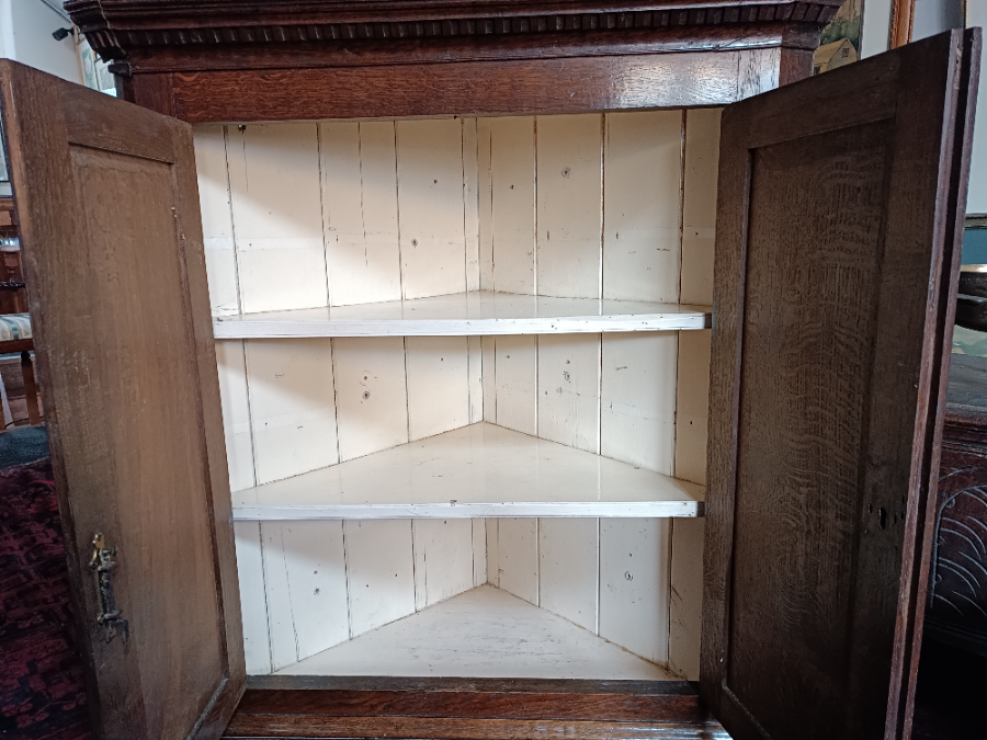 Discover our George III oak corner cupboard. Handcrafted cornice, original lock, in great condition. Size: 98x90 cm. Shop now for quality antiques!