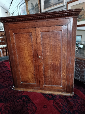 Discover our George III oak corner cupboard. Handcrafted cornice, original lock, in great condition. Size: 98x90 cm. Shop now for quality antiques!