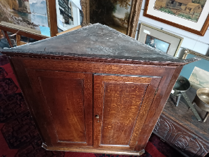 Discover our George III oak corner cupboard. Handcrafted cornice, original lock, in great condition. Size: 98x90 cm. Shop now for quality antiques!