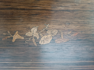 Discover our Victorian wooden Swiss music box with stunning satinwood inlay. Easy to use with start/stop function and change lever. Measurements: 52x24x15cm. Shop now to bring this musical charm to your home!