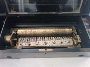 Discover our Victorian wooden Swiss music box with stunning satinwood inlay. Easy to use with start/stop function and change lever. Measurements: 52x24x15cm. Shop now to bring this musical charm to your home!