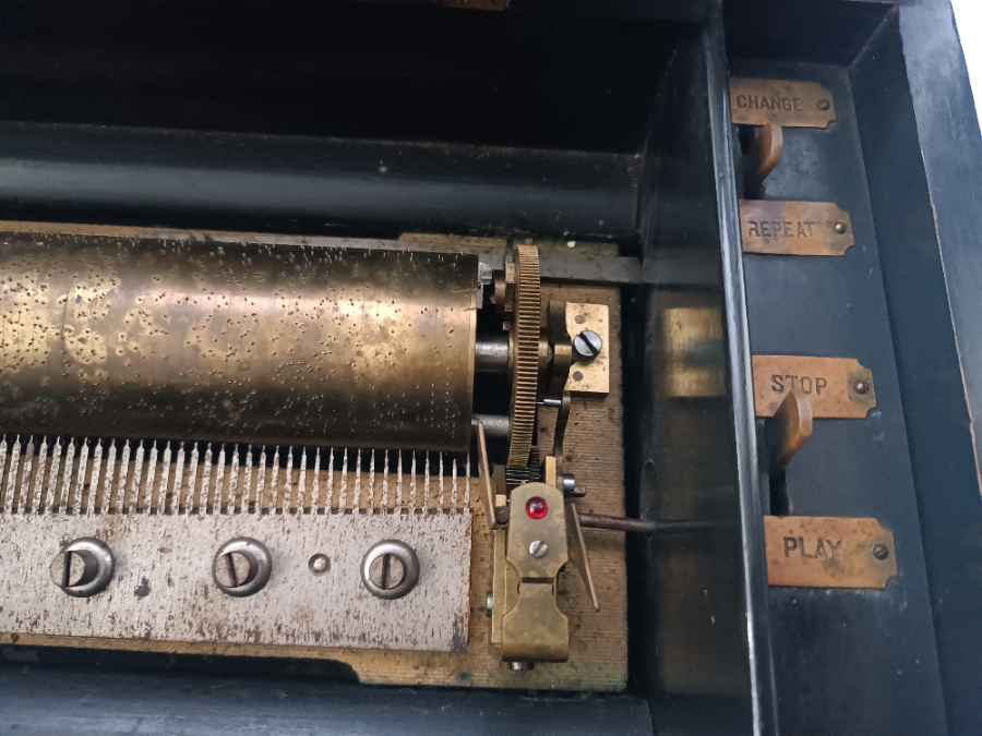 Discover our Victorian wooden Swiss music box with stunning satinwood inlay. Easy to use with start/stop function and change lever. Measurements: 52x24x15cm. Shop now to bring this musical charm to your home!